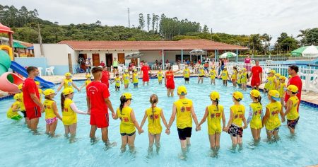 Programa Golfinho 2025: CBMSC promove aulas gratuitas de segurança aquática para crianças em SC