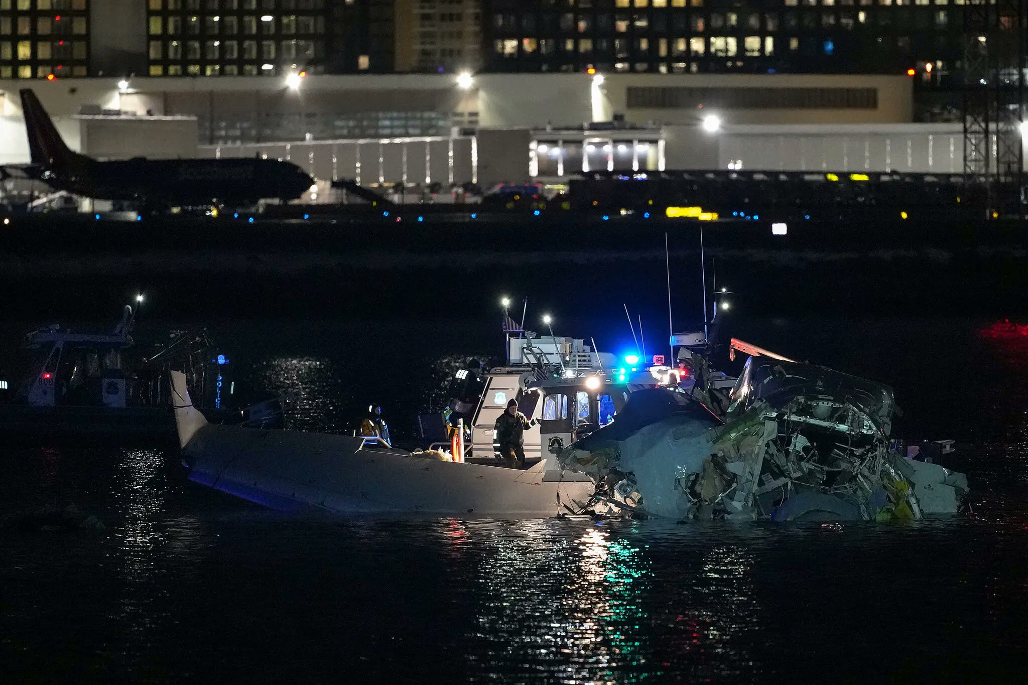 Colisão fatal entre helicóptero militar e avião comercial deixa pelo menos 31 mortos nos EUA