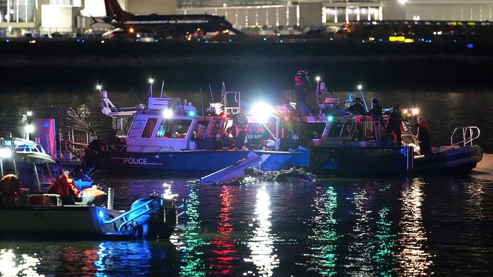 Colisão fatal entre helicóptero militar e avião comercial deixa pelo menos 31 mortos nos EUA