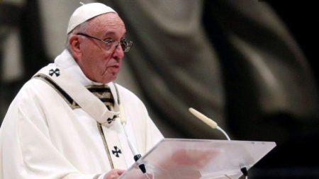 Vaticano aprova diretrizes permitindo que homens gays se tornem padres