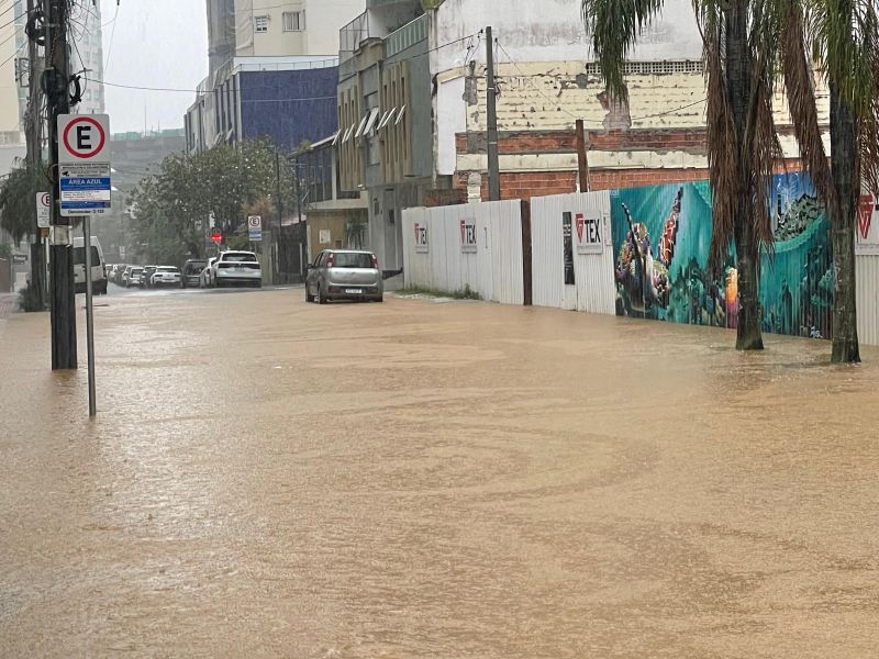 Balneário Camboriú decreta estado de emergência com avenidas interditadas e bairros alagados