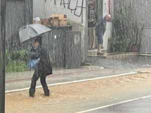 Balneário Camboriú decreta estado de emergência com avenidas interditadas e bairros alagados