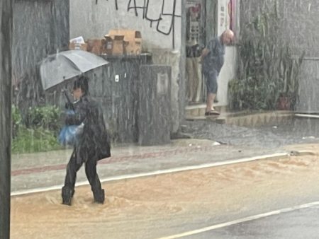 Balneário Camboriú decreta estado de emergência com avenidas interditadas e bairros alagados