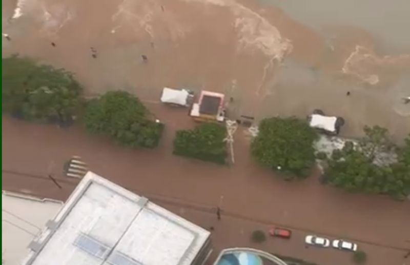 Balneário Camboriú decreta estado de emergência com avenidas interditadas e bairros alagados