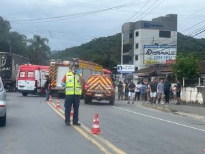 Acidente entre moto e caminhão mata dois em Blumenau