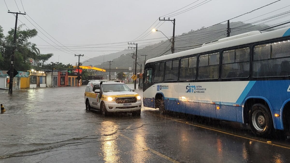 Jorginho Mello nega falhas da Defesa Civil após temporais deixarem 10 cidades em estado de emergência em Santa Catarina