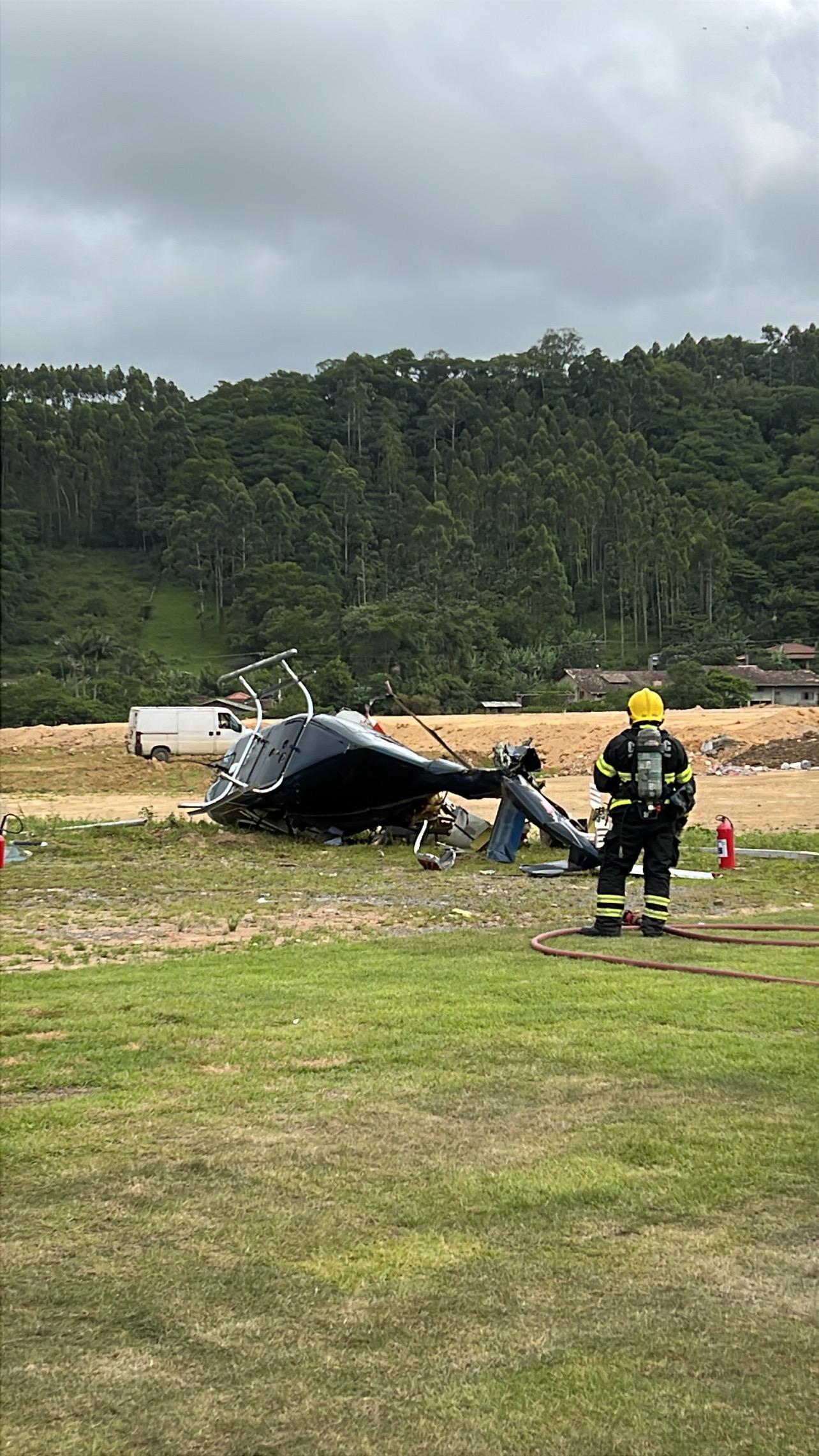 Helicóptero particular cai durante decolagem e deixa dois feridos na SC-414