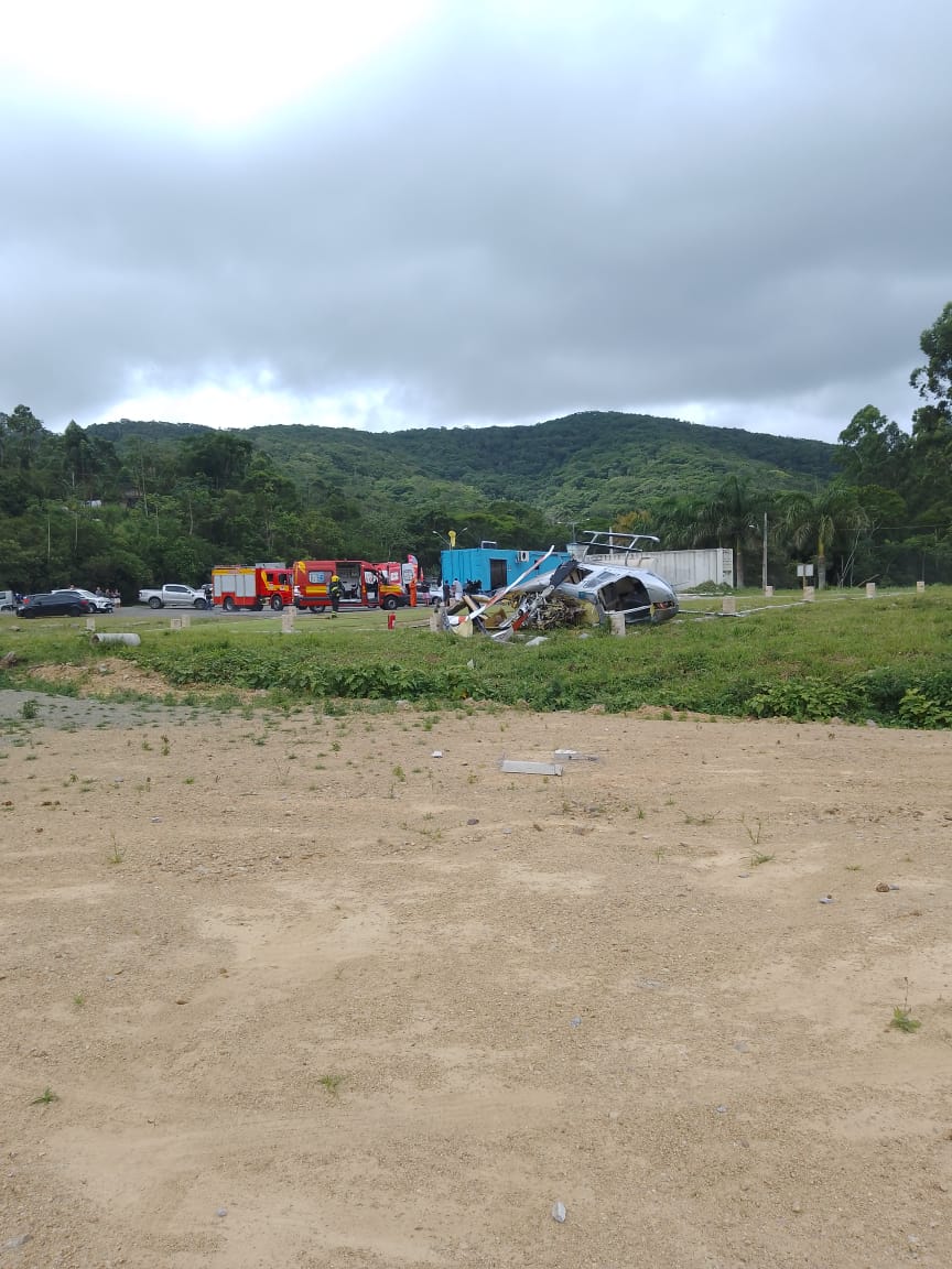 Helicóptero particular cai durante decolagem e deixa dois feridos na SC-414