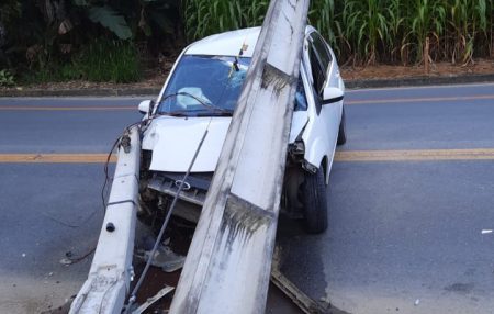 Condutor foge após colidir contra poste em Pomerode 