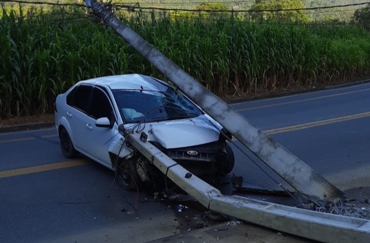 Condutor foge após colidir contra poste em Pomerode 