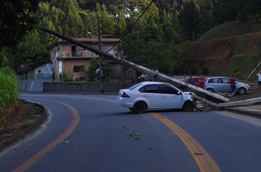 Condutor foge após colidir contra poste em Pomerode 