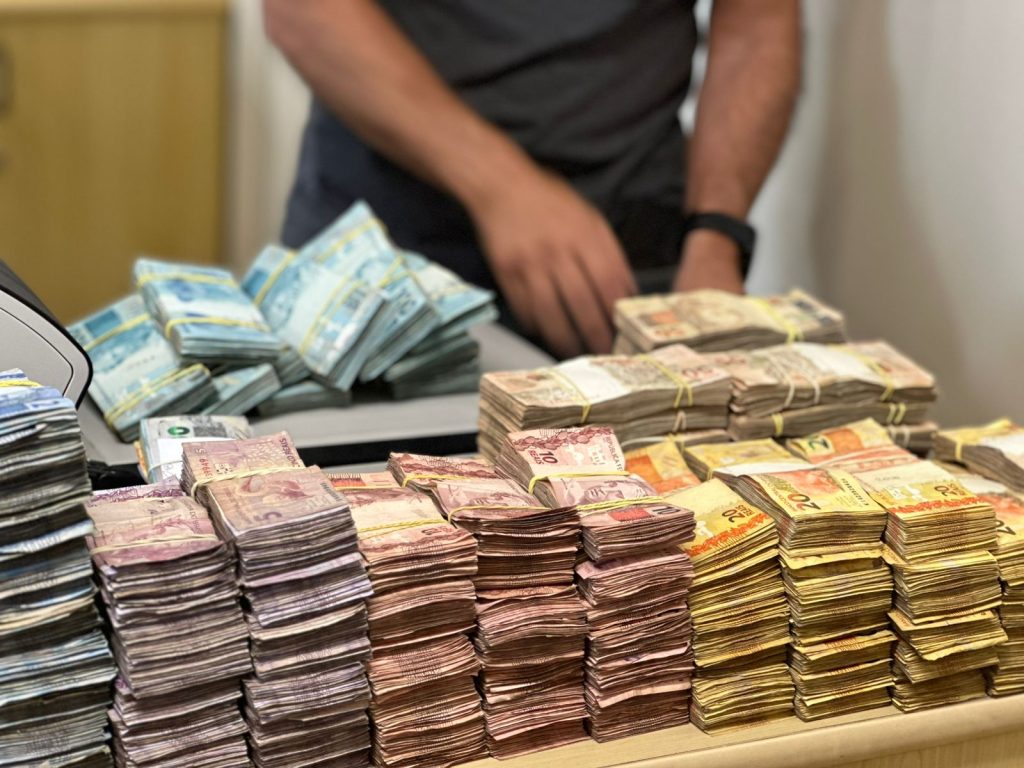 Policiais encontram R$ 417 mil escondidos em painel de carro na BR-101, em Palhoça