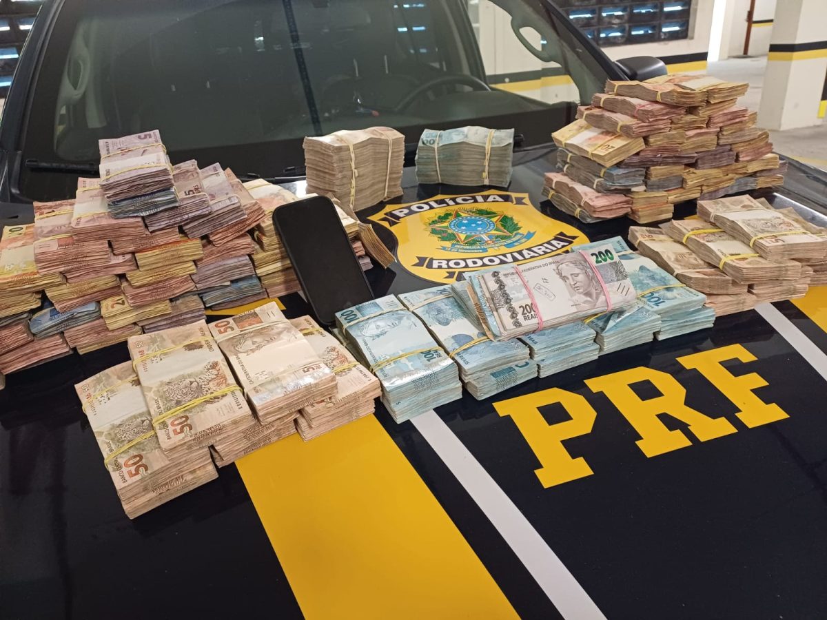 Policiais encontram R$ 417 mil escondidos em painel de carro na BR-101, em Palhoça