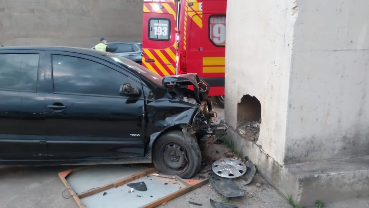 Colisão violenta em pilar de ponte deixa motorista gravemente ferido em Brusque