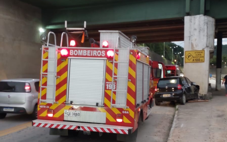 Colisão violenta em pilar de ponte deixa motorista gravemente ferido em Brusque