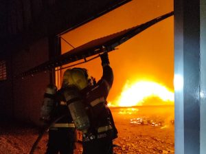 Incêndio de grandes proporções destrói galpão em Gaspar