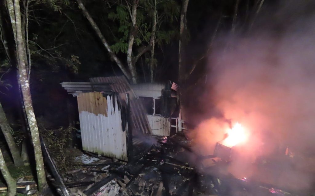 Incêndio destrói residência de madeira no bairro Velha, em Blumenau