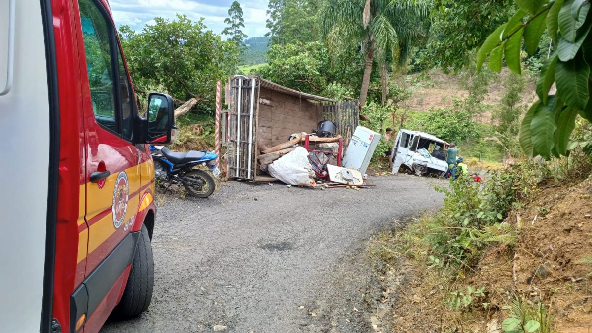 Condutor é lançado de caminhão após colidir contra barranco em Pouso Redondo