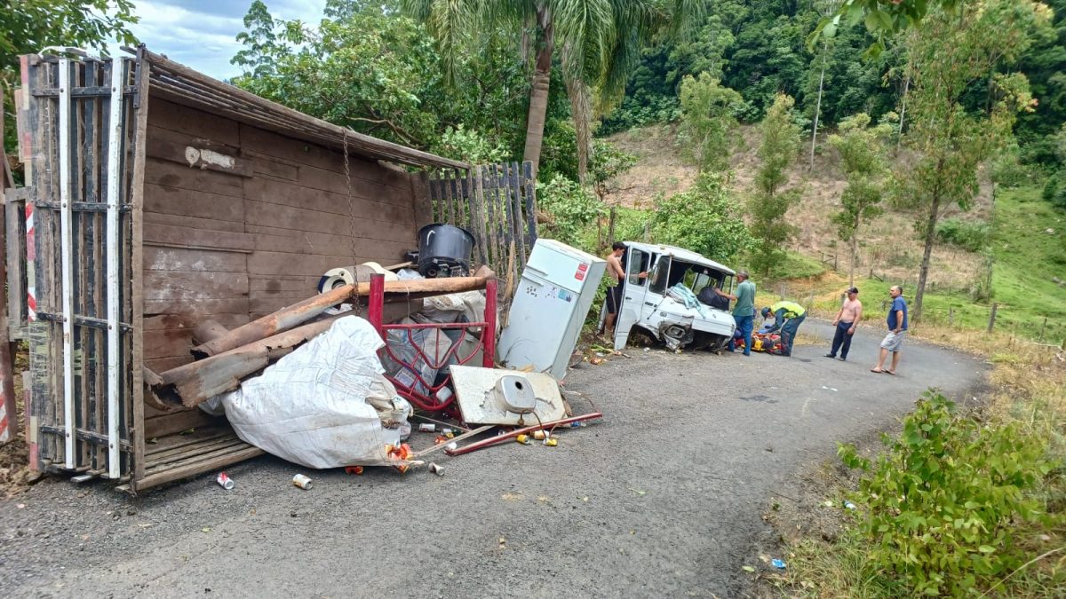 Condutor é lançado de caminhão após colidir contra barranco em Pouso Redondo