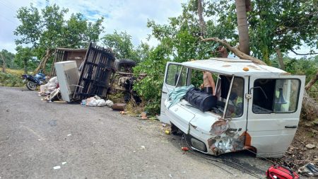 Condutor é lançado de caminhão após colidir contra barranco em Pouso Redondo