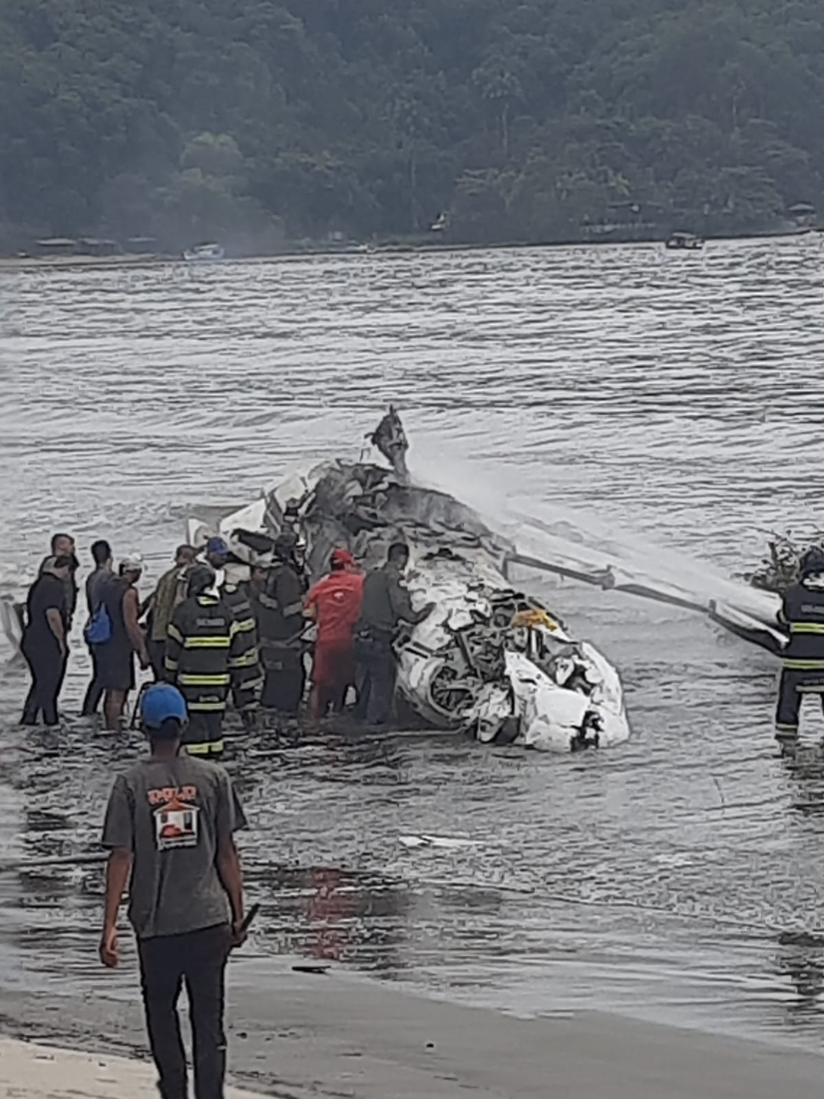 Tragédia aérea: Avião explode em praia de SP e deixa pelo menos 2 mortos