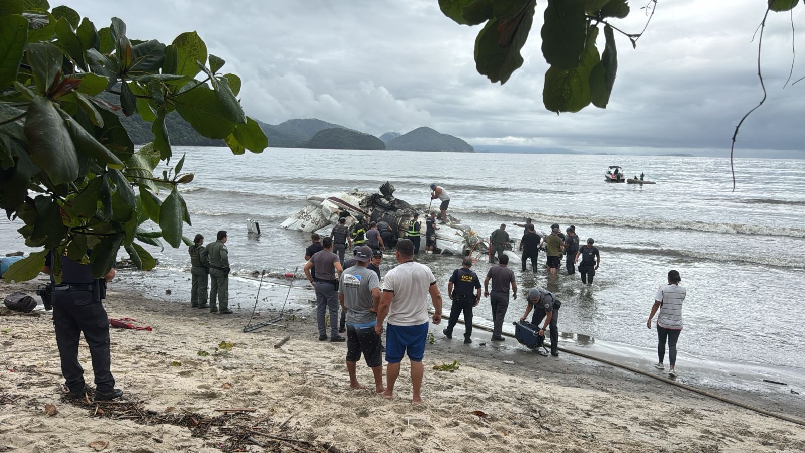 Tragédia aérea: Avião explode em praia de SP e deixa pelo menos 2 mortos