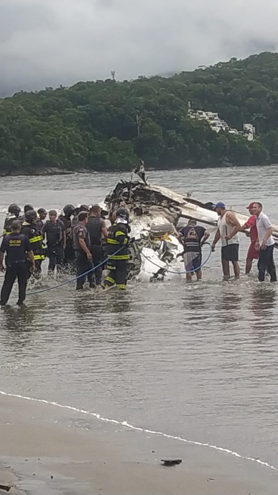 Tragédia aérea: Avião explode em praia de SP e deixa pelo menos 2 mortos