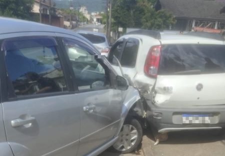 Motorista sofre ferimentos após acidente em frente à Celesc em Timbó