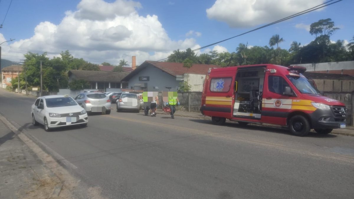 Motorista sofre ferimentos após acidente em frente à Celesc em Timbó