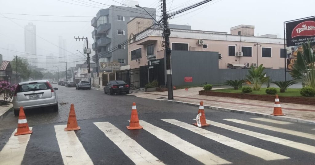 Fortes chuvas causam transtornos e alagamentos em Balneário Camboriú