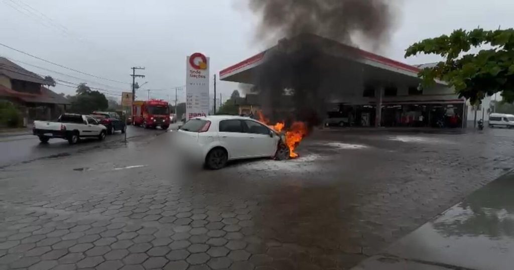 Veículo pega fogo no pátio de posto de combustível em Timbó