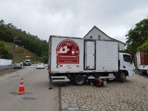 Moto para embaixo de caminhão após colisão em Benedito Novo