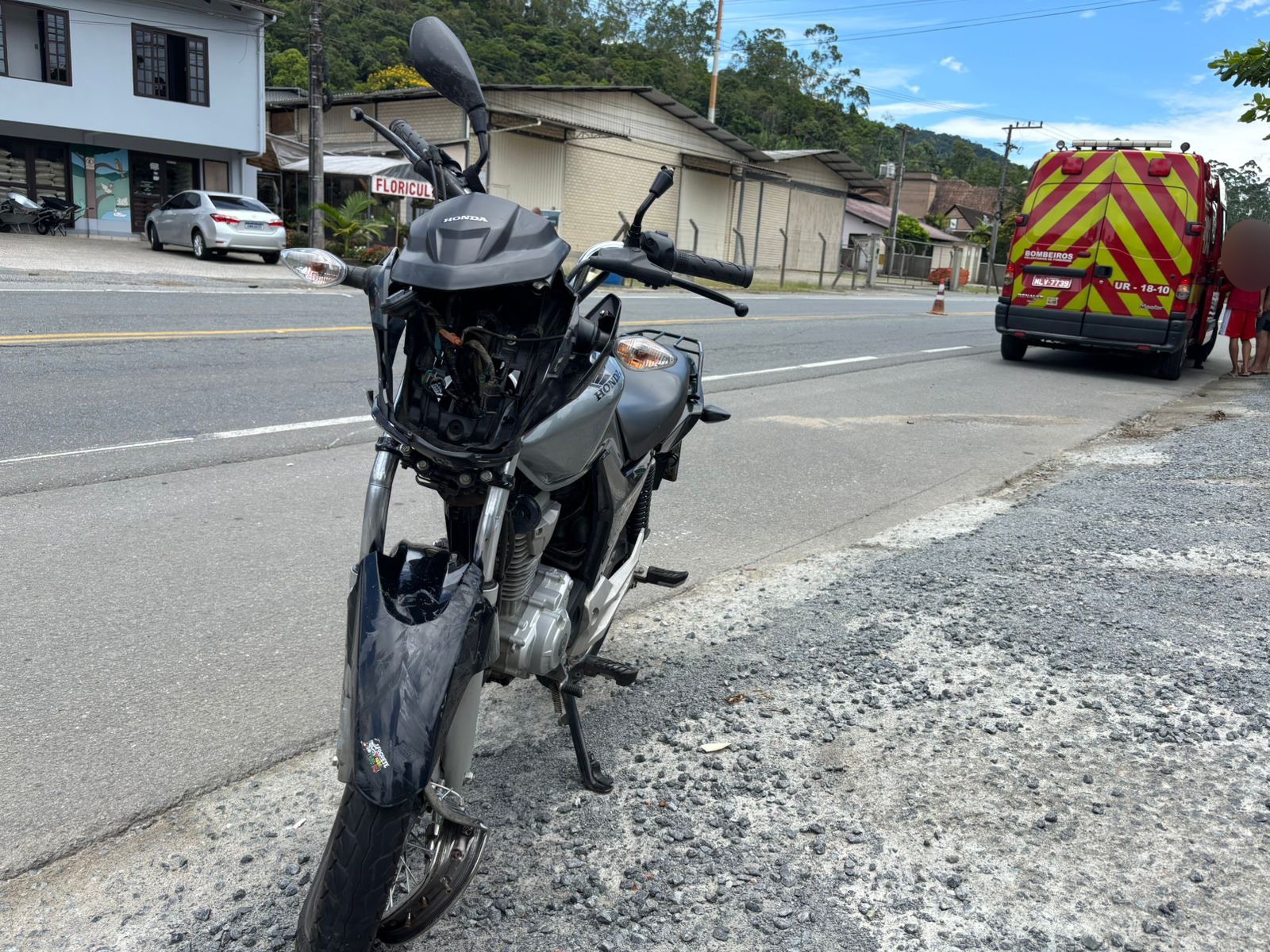 Mulher fica ferida em acidente com dois carros e moto na SC-241