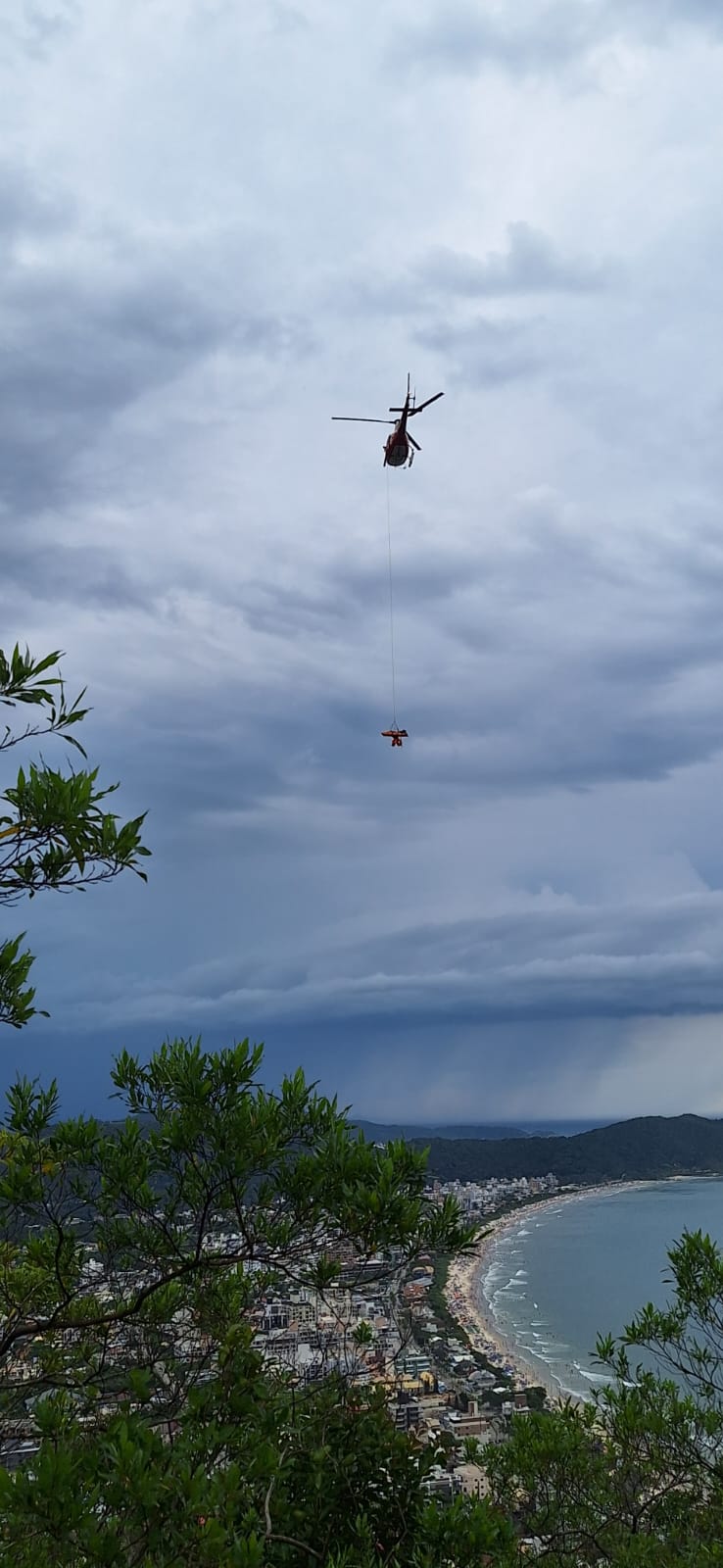 Mulher de 61 anos é resgatada de helicóptero após cair em trilha famosa no Morro do Macaco