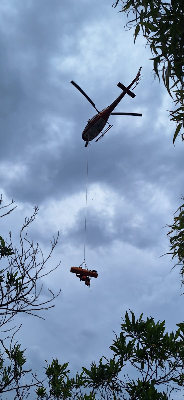 Mulher de 61 anos é resgatada de helicóptero após cair em trilha famosa no Morro do Macaco