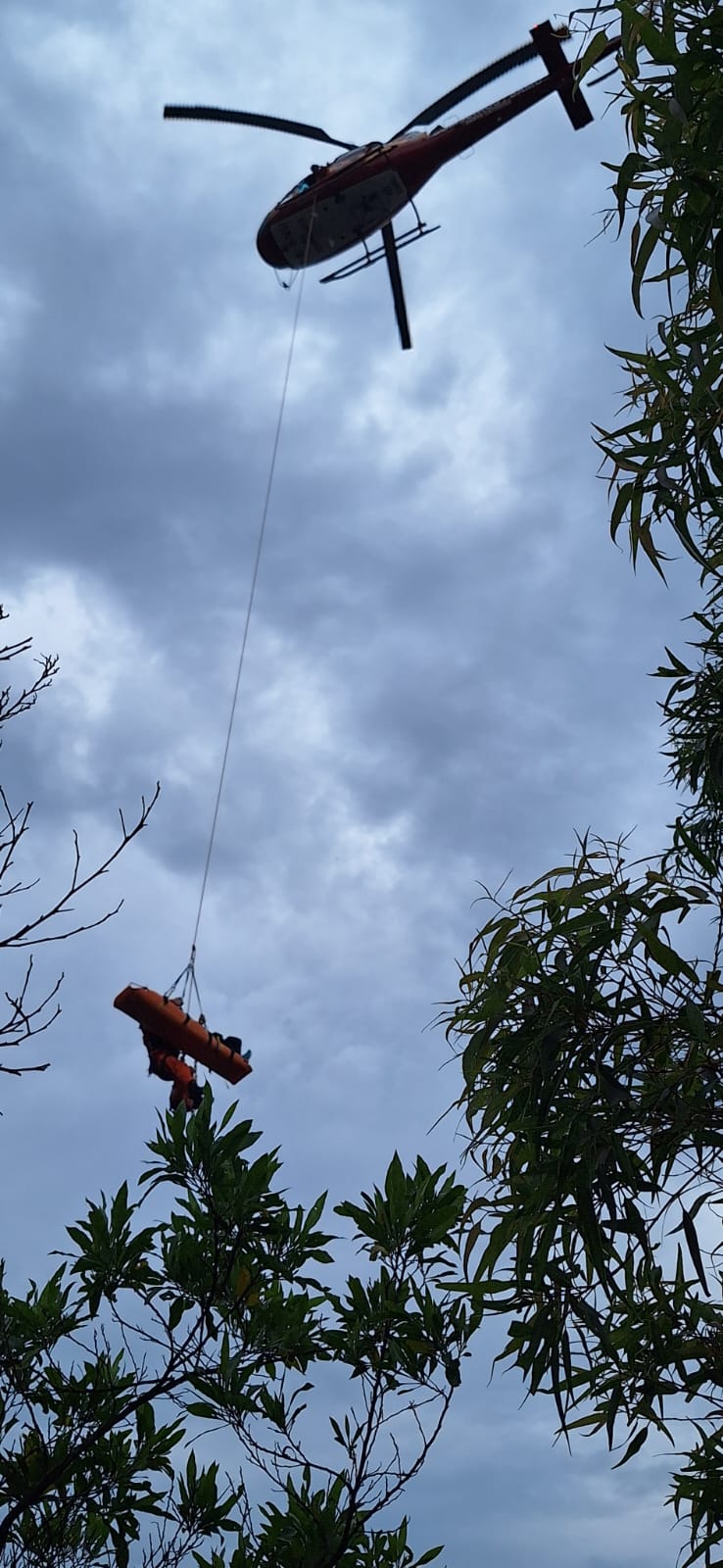 Mulher de 61 anos é resgatada de helicóptero após cair em trilha famosa no Morro do Macaco