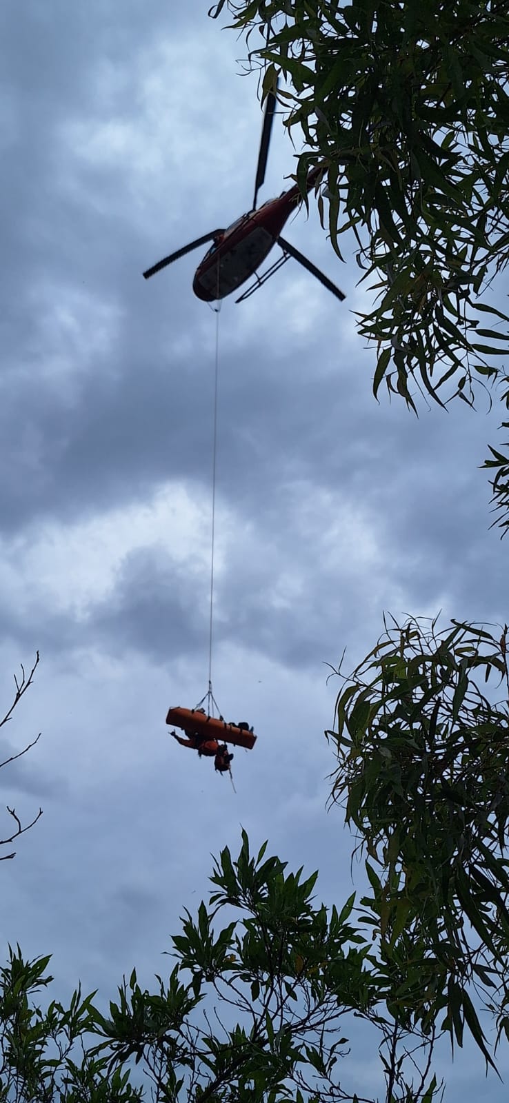 Mulher de 61 anos é resgatada de helicóptero após cair em trilha famosa no Morro do Macaco