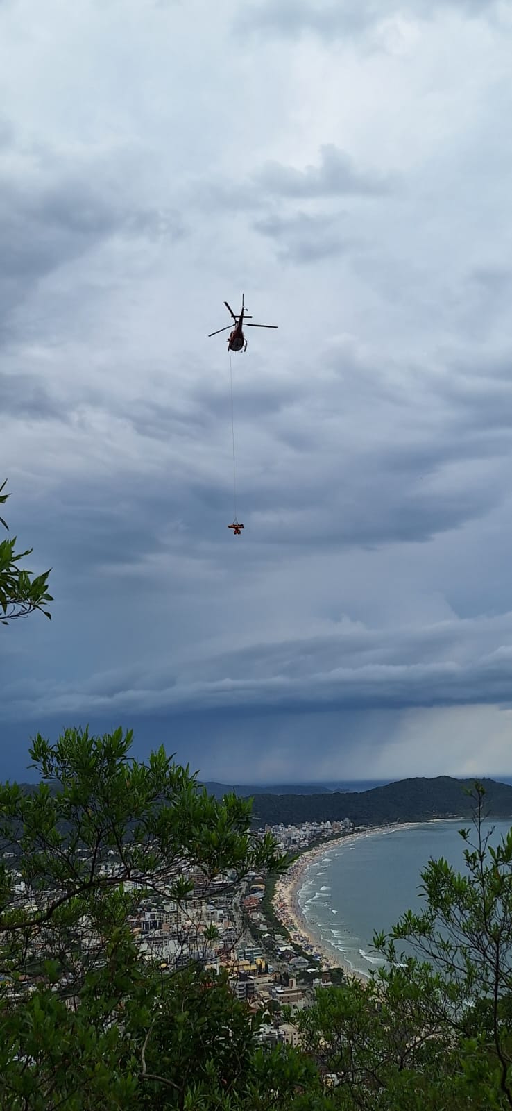 Mulher de 61 anos é resgatada de helicóptero após cair em trilha famosa no Morro do Macaco