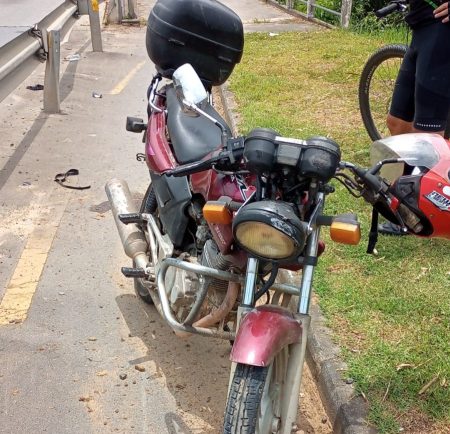 Motociclista de 60 anos sofre grave acidente em ponte no bairro Warnow, em Indaial