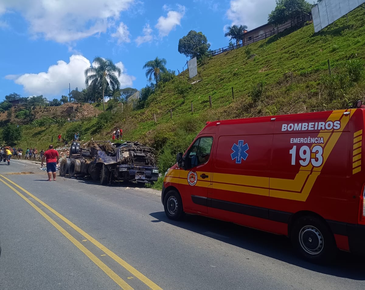 Carreta capota na Serra da Santa, em Pouso Redondo, e motorista é resgatado com vida