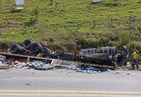 Carreta capota na Serra da Santa, em Pouso Redondo, e motorista é resgatado com vida