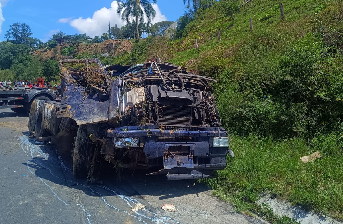 Carreta capota na Serra da Santa, em Pouso Redondo, e motorista é resgatado com vida