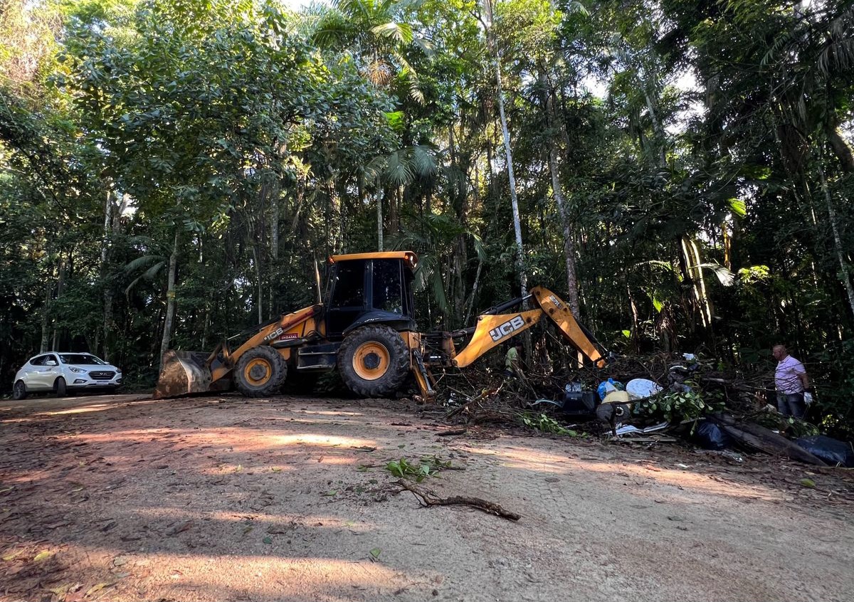 Indaial remove cerca de 4 toneladas de resíduos irregulares em ação de limpeza 