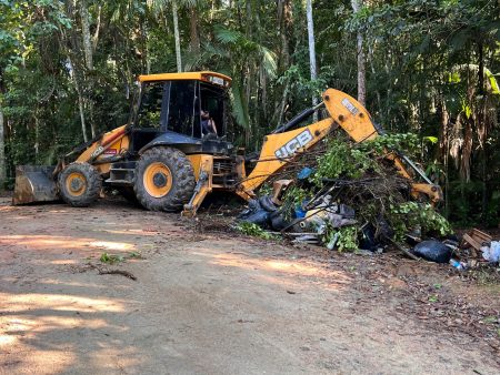 Indaial remove cerca de 4 toneladas de resíduos irregulares em ação de limpeza