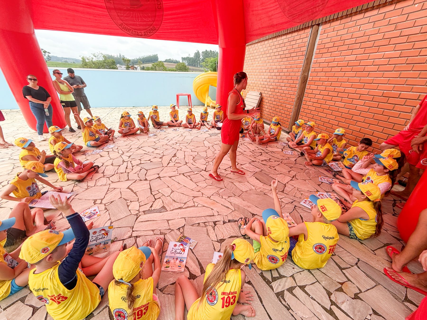 Programa Golfinho 2025: CBMSC promove aulas gratuitas de segurança aquática para crianças em SC