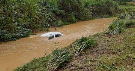 Duas pessoas se afogam ao capotar com carro em ilhota e um óbito é confirmado