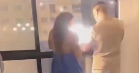 Mulher é atingida por fogos de artifício dentro de apartamento em Navegantes