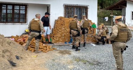 PM apreende 870kg de drogas avaliado em R milhões dentro de depósito clandestino em Ilhota