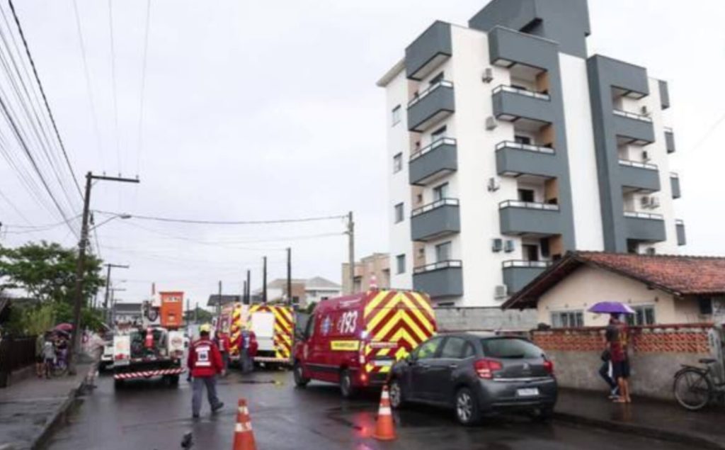 Incêndio em apartamento de SC deixa uma mulher morta e quatro pessoas intoxicadas 