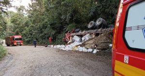 Caminhão tomba com carga de agrotóxicos após falha nos freios em Doutor Pedrinho